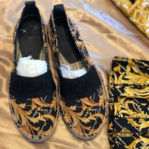 baroque motif
Cotton upper
Almond toe
Slip-on style
Leather lining
Rubber sole